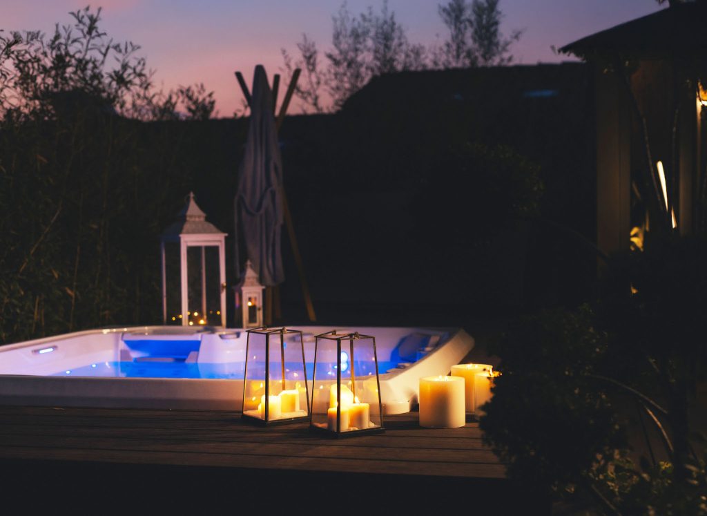 Nella notte di Halloween, lasciatevi avvolgere dalla magia e dal calore di un’esperienza spa profondamente rigenerante.